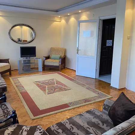Spacious Very Close To The Tram Apartament *